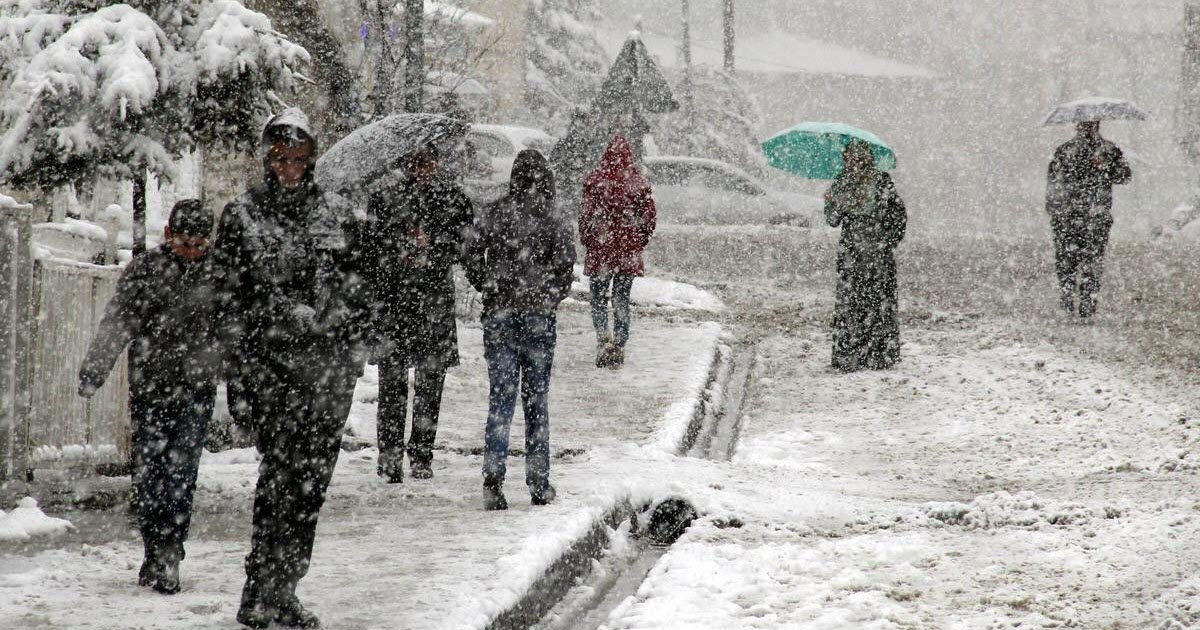 İŞ ÇIKIŞINA DİKKAT! İSTANBUL'DA KAR YAĞIŞI ETKİLİ OLUYOR