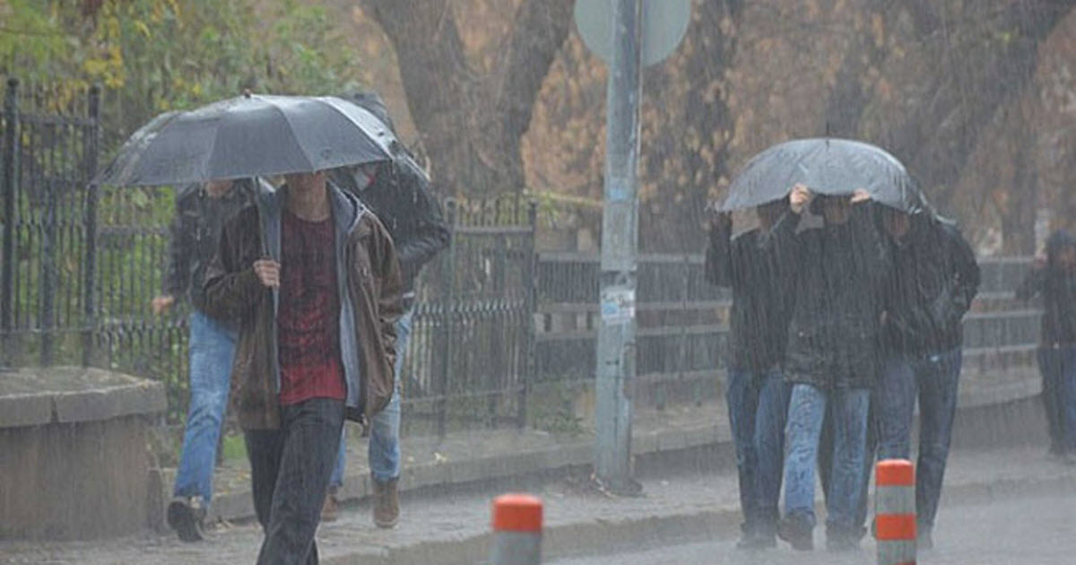 METEOROLOJİ'DEN UYARI GELDİ! İSTANBUL'DA BU GECE SAĞNAK YAĞIŞ BAŞLIYOR