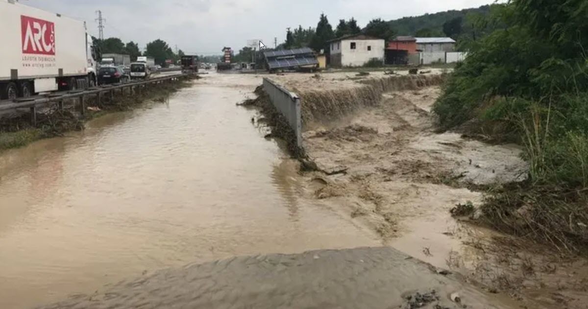 KOCAELİ - SAKARYA ARASINDAKİ D-100 KARAYOLU ULAŞIMA KAPANDI