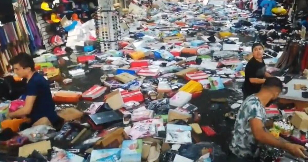 YAĞIŞ SONRASI EMİNÖNÜ ALT GEÇİTTEKİ DÜKKANLAR SU ALTINDA KALDI