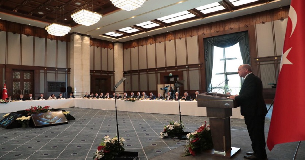 İKİNCİ SANDALYE DE KIRIKMIŞ