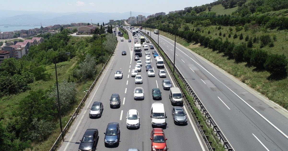 BAYRAM TATİLİNDE YOLA ÇIKMAK İÇİN EN UYGUN GÜN VE SAATLER AÇIKLANDI  