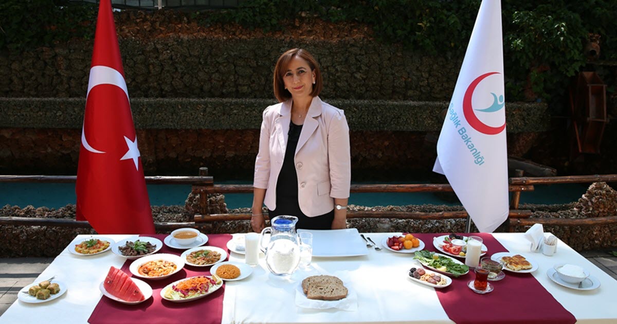 SAĞLIK BAKANLIĞI İFTAR VE SAHUR İÇİN ÖRNEK MASA KURDU