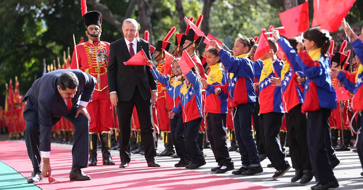 VENEZUELA LİDERİ MADURO  YERE DÜŞEN TÜRK BAYRAĞINI KALDIRDI