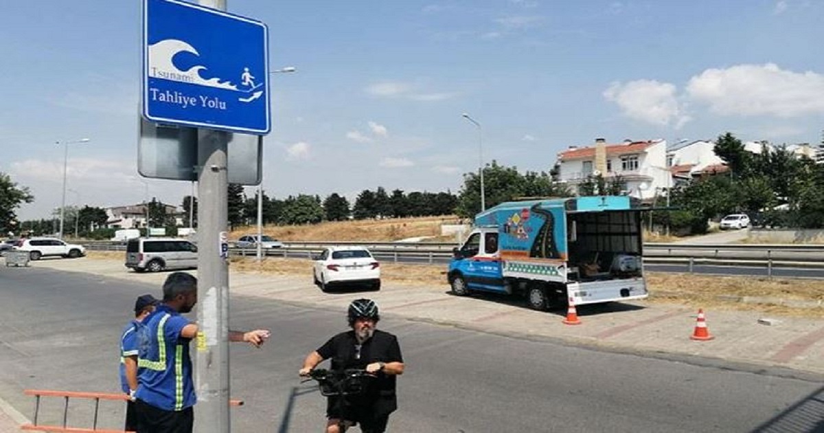 İBB HAREKETE GEÇTİ SAHİLLERE TSUNAMİ UYARI TABELALARI
