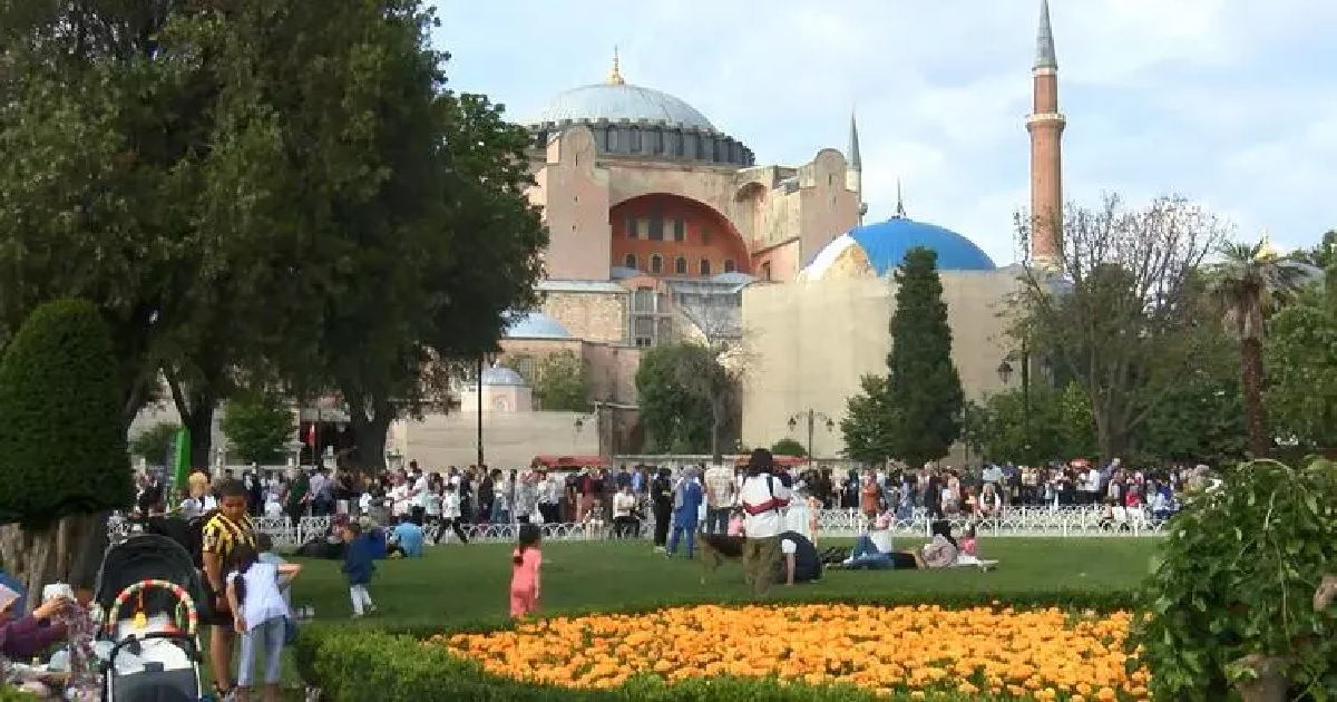 KÜLTÜR VE TURİZM BAKANI ERSOY AÇIKLADI... AYASOFYA CAMİSİ, 3 YILDA 21 MİLYON ZİYARETÇİ AĞIRLADI