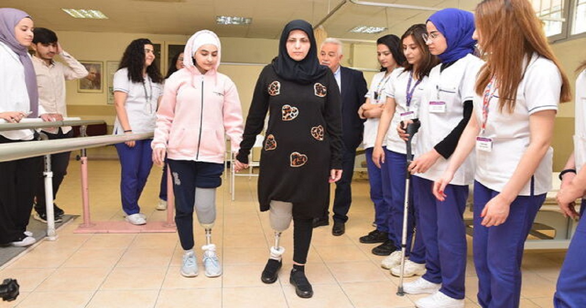 DEPREMDE BACAKLARINI KAYBEDEN ANNE VE KIZI, PROTEZLE AYAĞA KALKTI