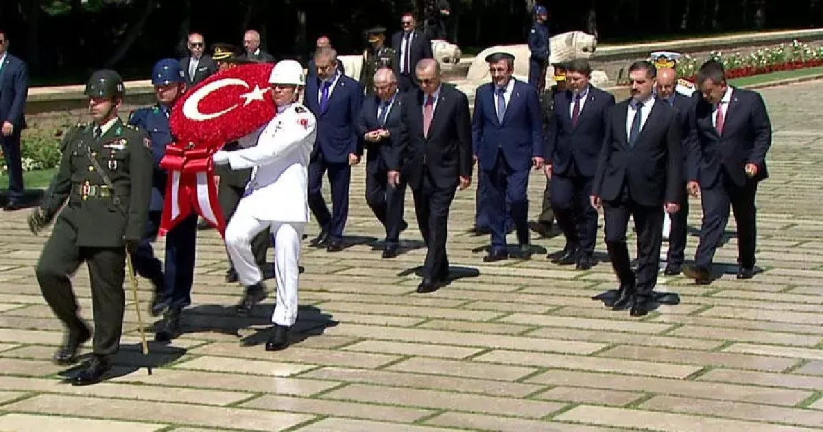 ERDOĞAN VE YAŞ ÜYELERİ ANITKABİR