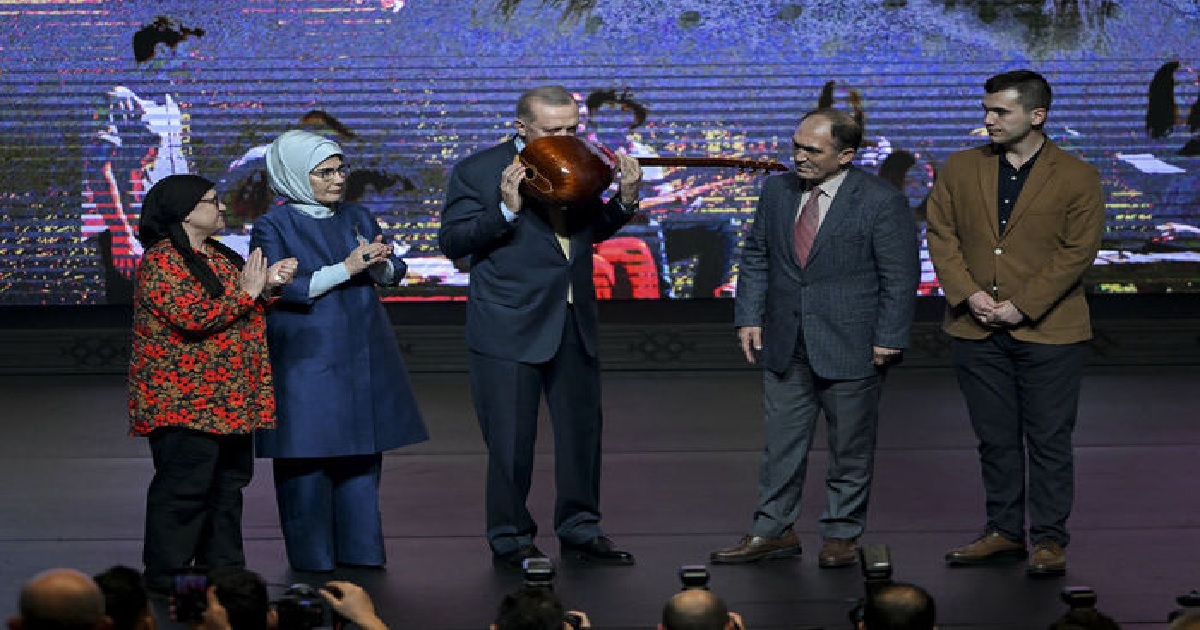 CUMHURBAŞKANI ERDOĞANA ŞEHİT ÖĞRETMENİN BAĞLAMASI HEDİYE EDİLDİ