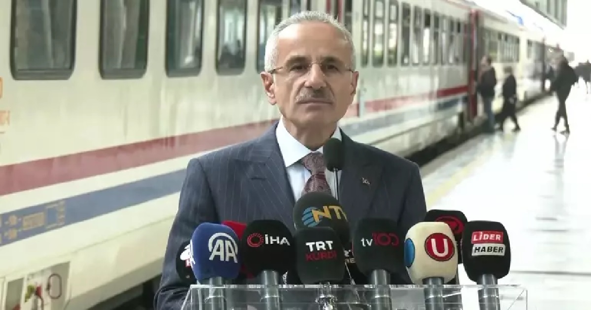 İLK TRENİ BAKAN URALOĞLU UĞURLADI