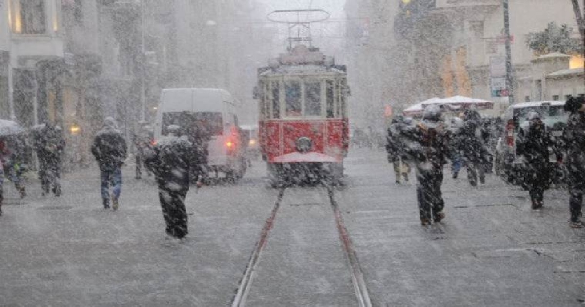 İSTANBULA KAR GELİYOR