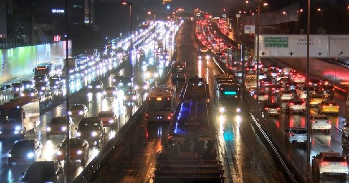 İSTANBULDA TRAFİK YOĞUNLUĞU YÜZDE 76YA ÇIKTI