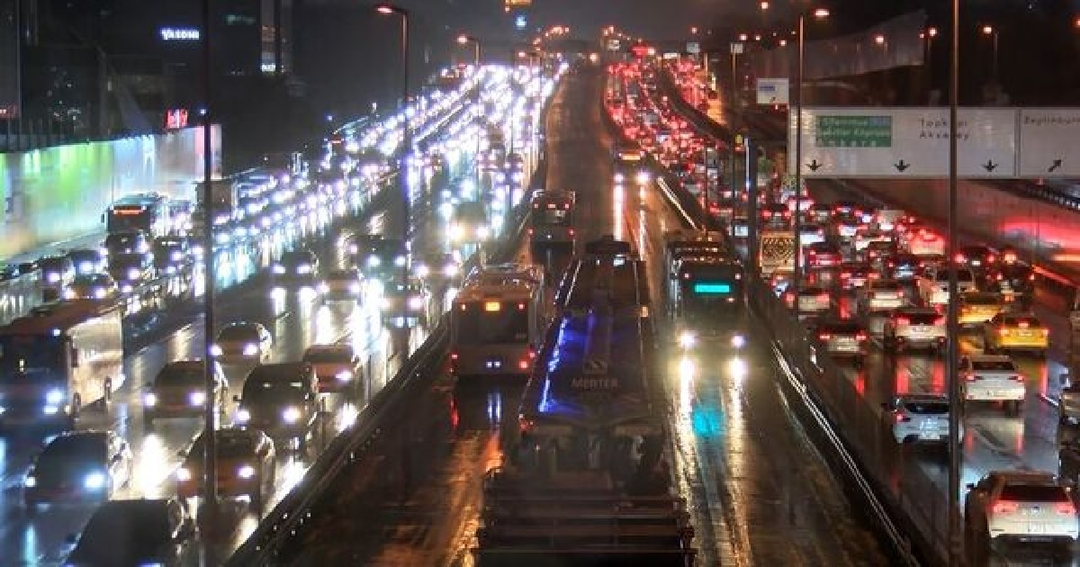  İSTANBULDA TRAFİK YOĞUNLUĞU YÜZDE 85