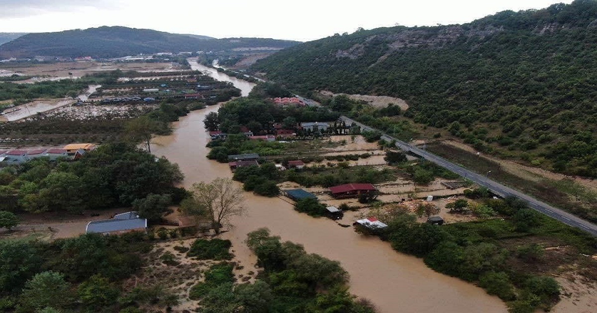 ŞİLE DE DERE TAŞTI  TARIM ARAZİLERİ VE BUNGALOVLAR SU ALTINDA KALDI