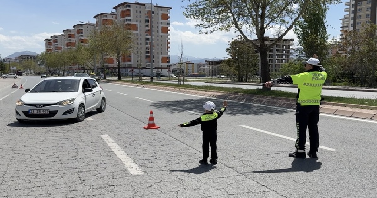 23 NİSAN'DA ÇOCUKLAR TRAFİK POLİSİ OLDU