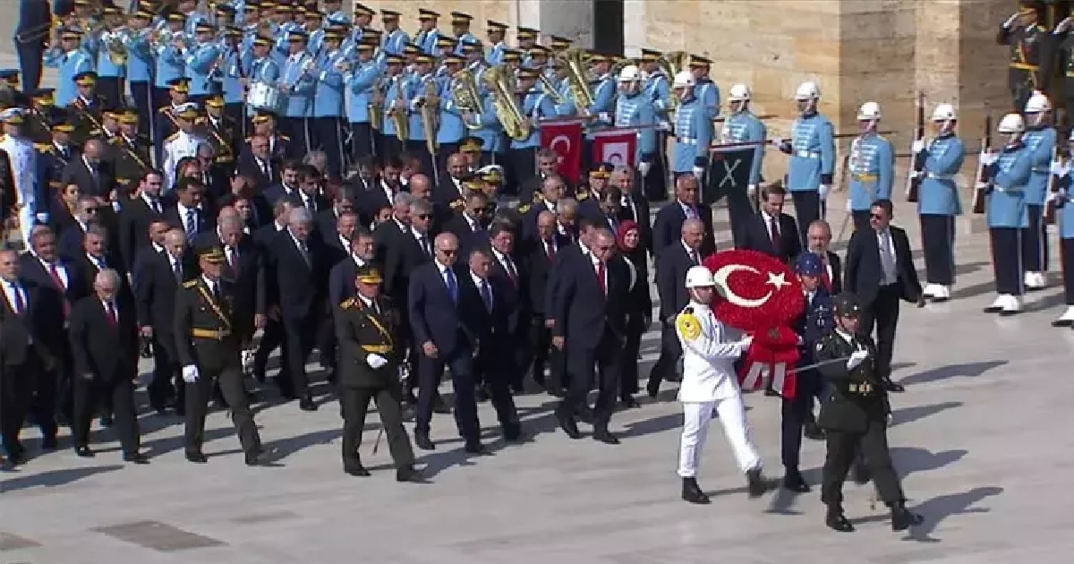 CUMHURBAŞKANI ERDOĞAN VE DEVLET ERKANI ANITKABİR