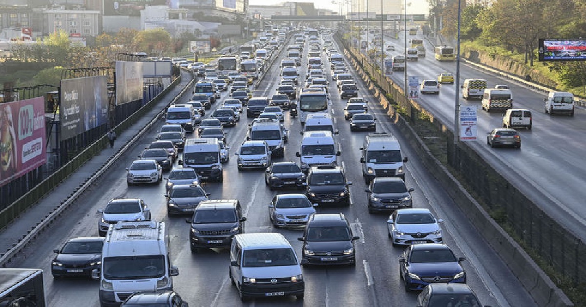 İLK İŞ GÜNÜNDE TRAFİKTE YOĞUNLUK