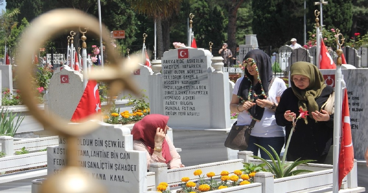 ŞEHİTLİKTE HÜZÜNLÜ BAYRAM