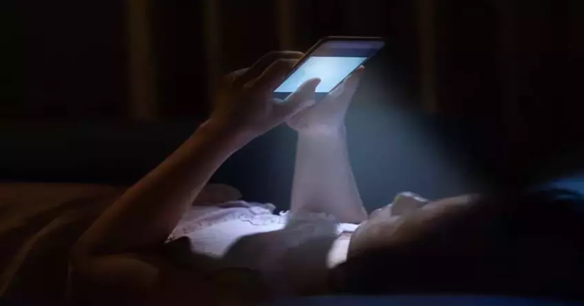 GECE KARANLIKTA TELEFONA BAKANLAR DİKKAT