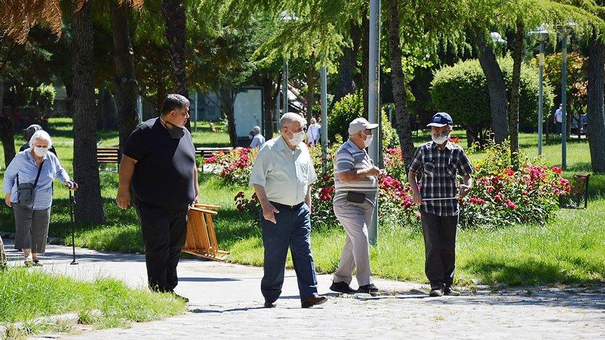 İSTANBUL'DA 65 YAŞ VE ÜSTÜNE SOKAĞA ÇIKMA KISITLAMASI GELDİ