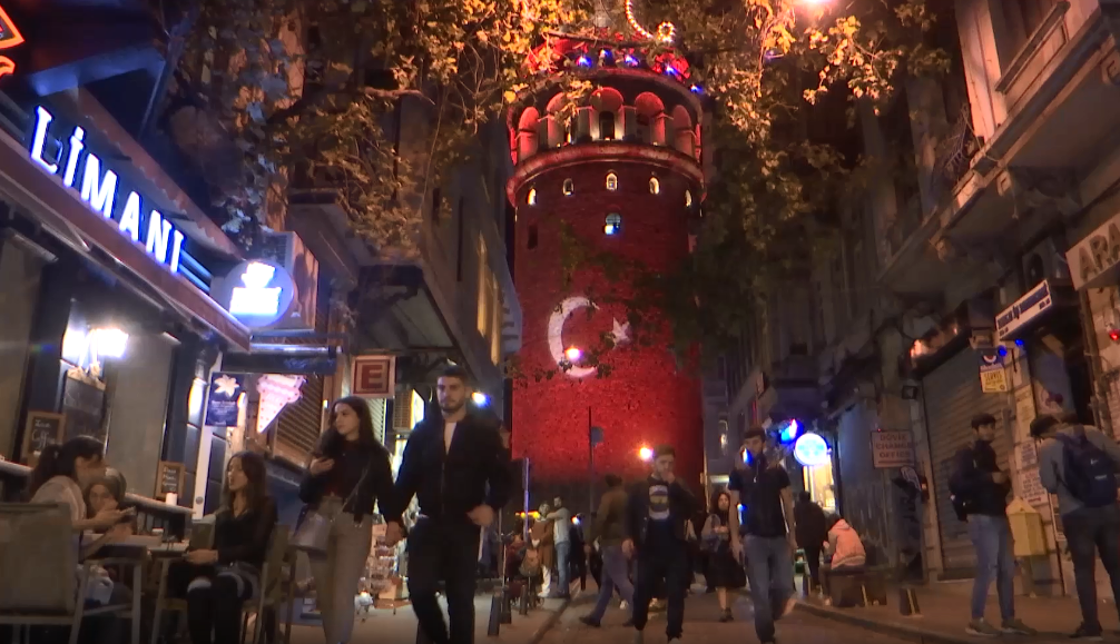 GALATA KULESİNE TÜRK BAYRAĞI YANSITILDI